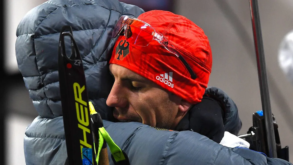 Trost von der Kameradin: Vanessa Hinz nimmt Arnd Peiffer in den Arm.