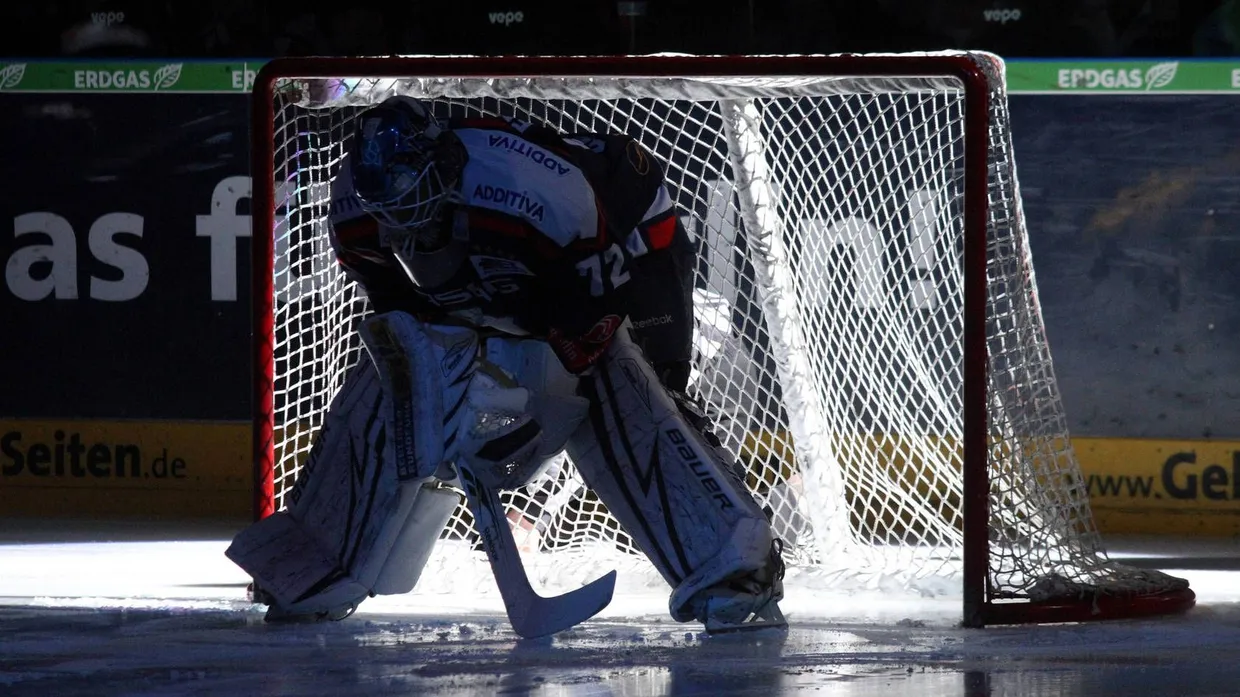 Torhüter Rob Zepp von den Eisbären Berlin ist gewappnet für das Finale