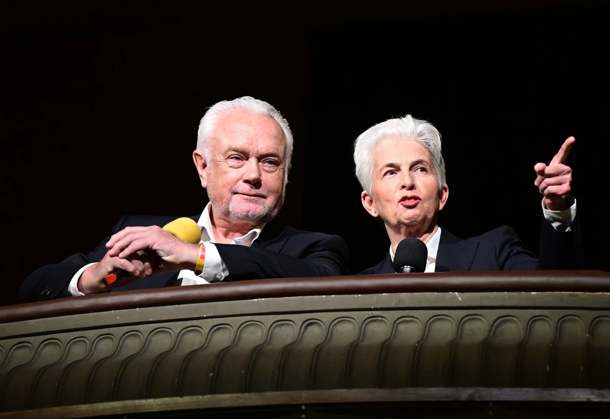Wolfgang Kubicki (l.) und Marie-Agnes Strack-Zimmermann sitzen beim traditionellen Dreikönigstreffen der FDP im Opernhaus in einer Loge.