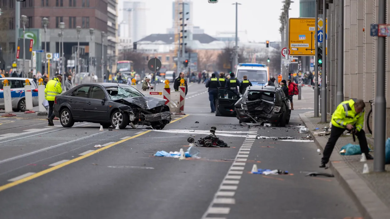 Berlin: Polizisten stehen an der Unfallstelle in der Leipziger Straße