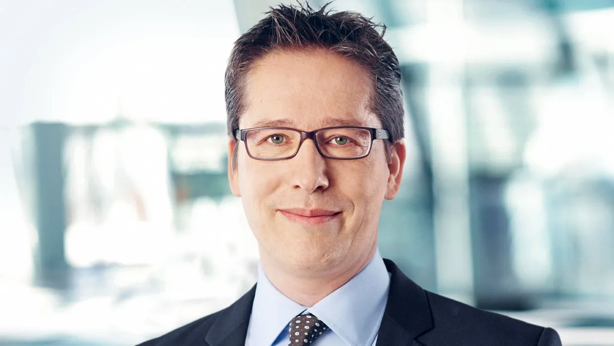 Schon während seiner Zeit als aktiver Eishockeyspieler schloss Frank Strauß bei der Deutschen Bank seine Lehre ab. Danach ging es über erste Führungsaufgaben immer höher auf der Karriereleiter