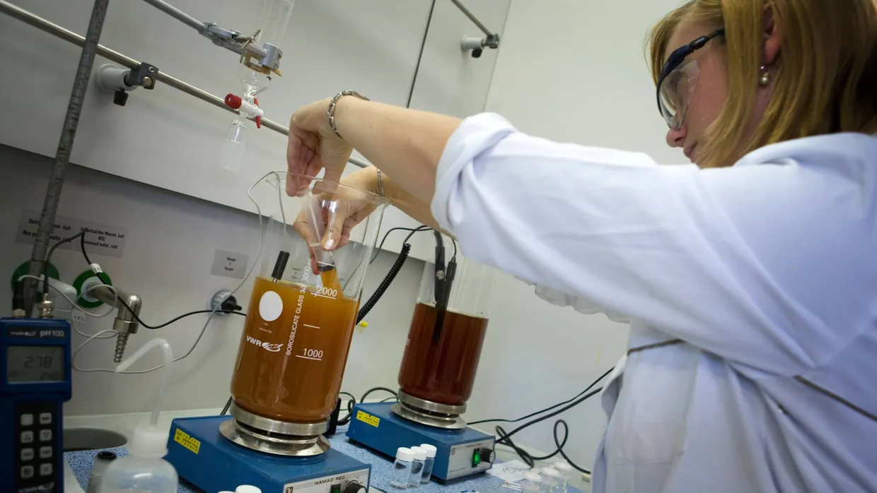 Fast 40 Prozent der Studienanfänger in Chemie sind weiblich. Als Wissenschaftlerin Karriere machen nur wenige.