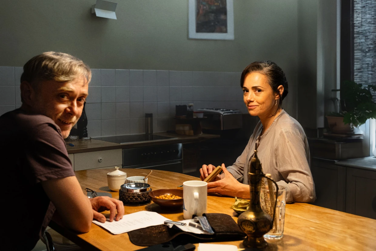  Aziz (Tansu Biçer, links) und Derya (Özgü Namal)