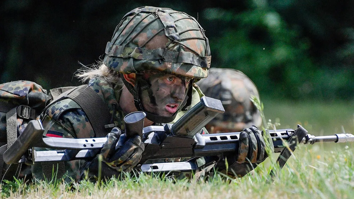 Mecklenburg-Vorpommern, Hagenow: Eine Soldatin des Panzergrenadierbataillon 401 nimmt an der Gefechtsausbildung teil.