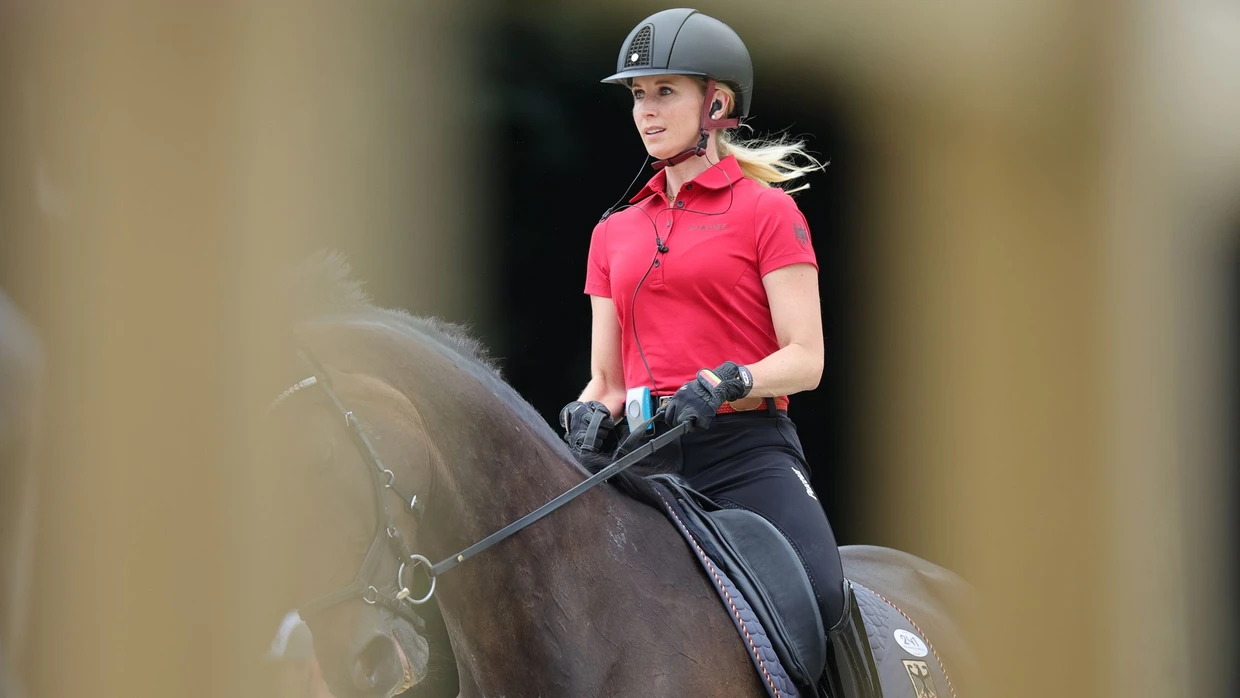 Jessica von Bredow-Werndl auf ihrer Stute Dalera beim Training auf der Anlage von Versailles