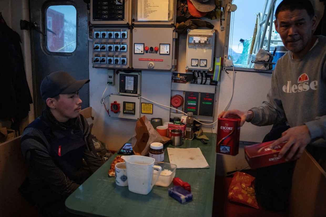 Fischer machen Pause auf ihrem Boot.