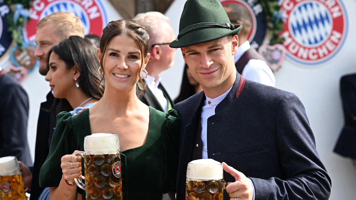 Joshua Kimmich mit Frau Lina beim Besuch des Oktoberfests.