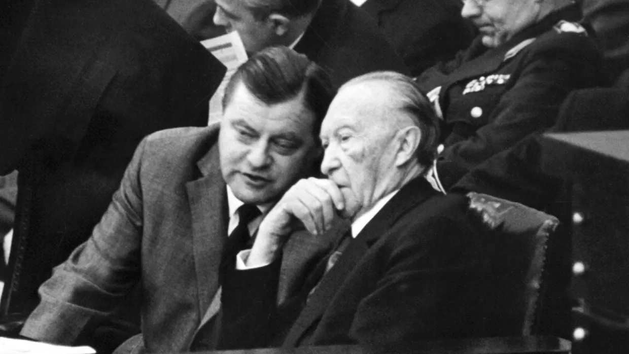 Der damalige Bundesverteidigungsminister Franz Josef Strauß (links, CSU) mit Bundeskanzler Konrad Adenauer (CDU) im November 1962 (Symbolbild)