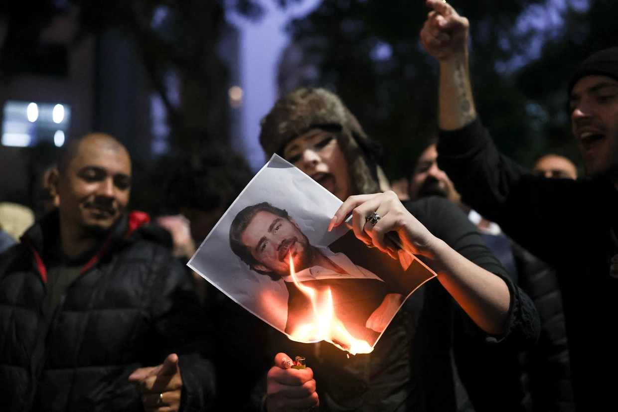Demonstranten zünden im Januar in São Paulo ein Bild von Daniel Vorcaro an.