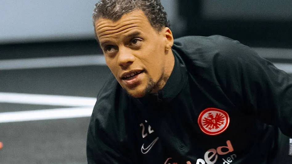 Timothy Chandler und die Frankfurter trainieren derzeit anders als in normalen Zeiten.