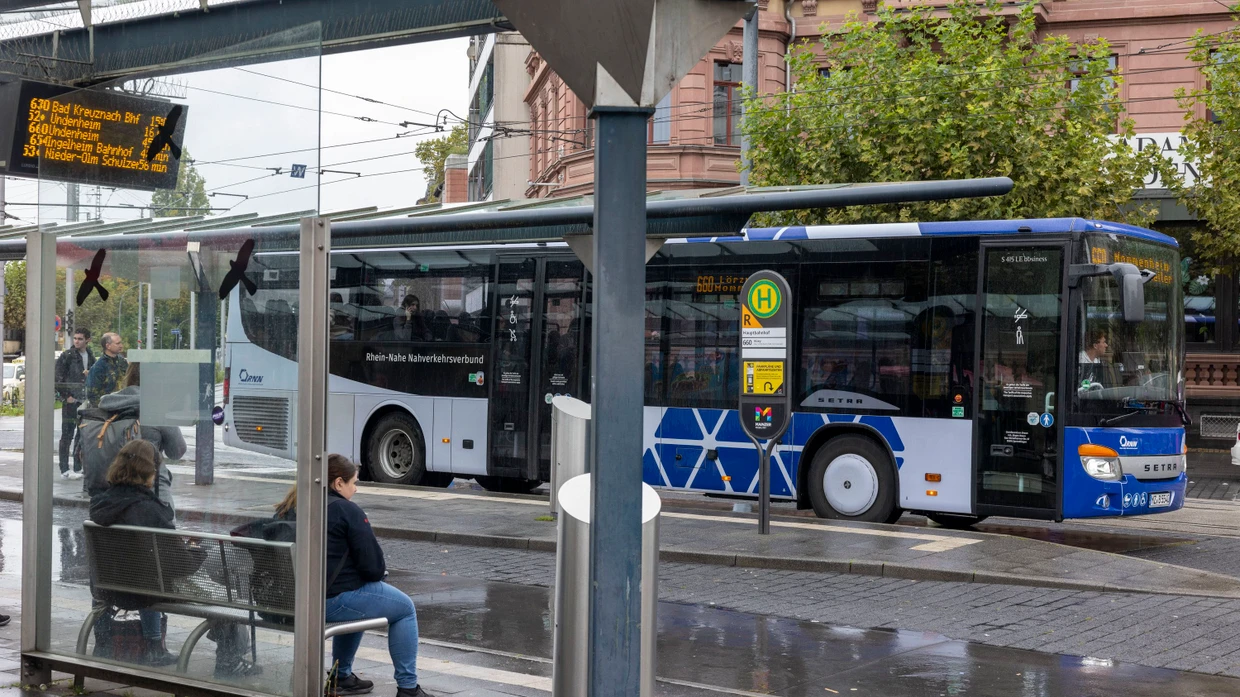 Ein Bus steht an der Haltestelle vor dem Mainzer Hauptbahnhof.