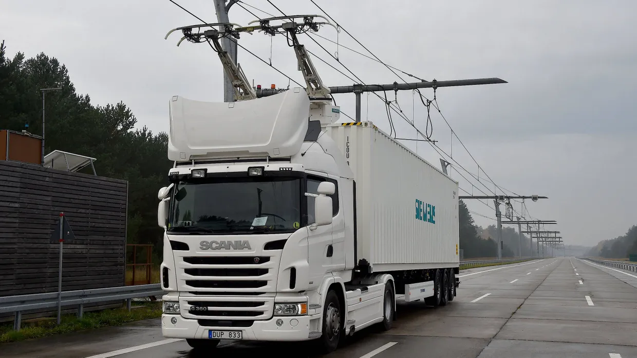 In Groß Dölln (Brandenburg) existiert bereits eine Teststrecke für Oberleitungs-Lkw.