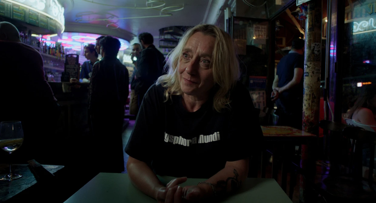 Virginie Despentes in einer Kneipe