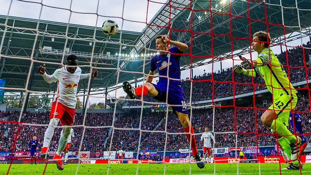 Und schon wieder ein RB-Treffer: Naby Keita (l.) köpft gegen Bremen ein