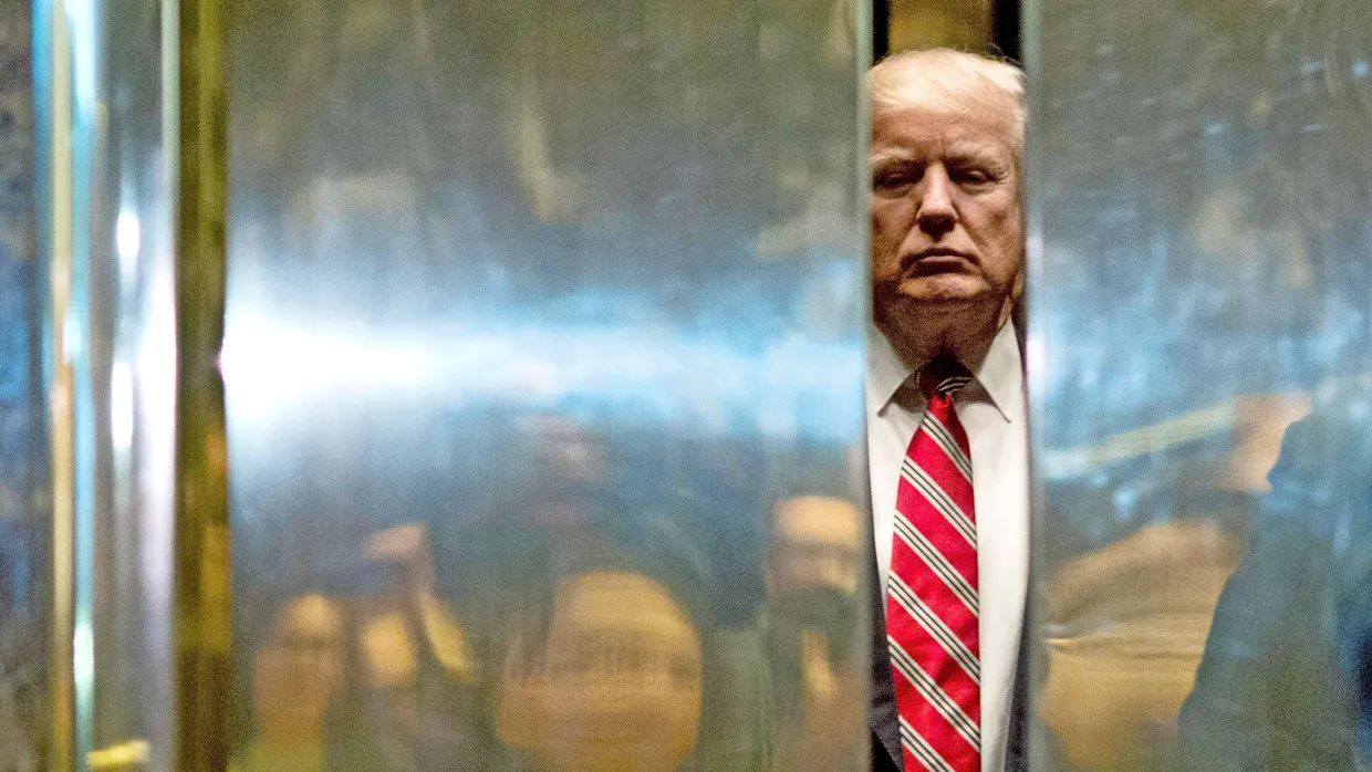 Rauf oder runter? Donald Trump will wieder amerikanischer Präsident werden. Sein Vermögen reicht vom Privatklub in Florida über Wohnungen sowie Hotels in Las Vegas und Schottland bis zu Hochhäusern wie dem Trump Tower in New York (hier im Fahrstuhl im Jahr 2017). Seine Immobilien hat er nach einem Gerichtsurteil jedoch zu hoch bewertet, um Kredite zu bekommen.