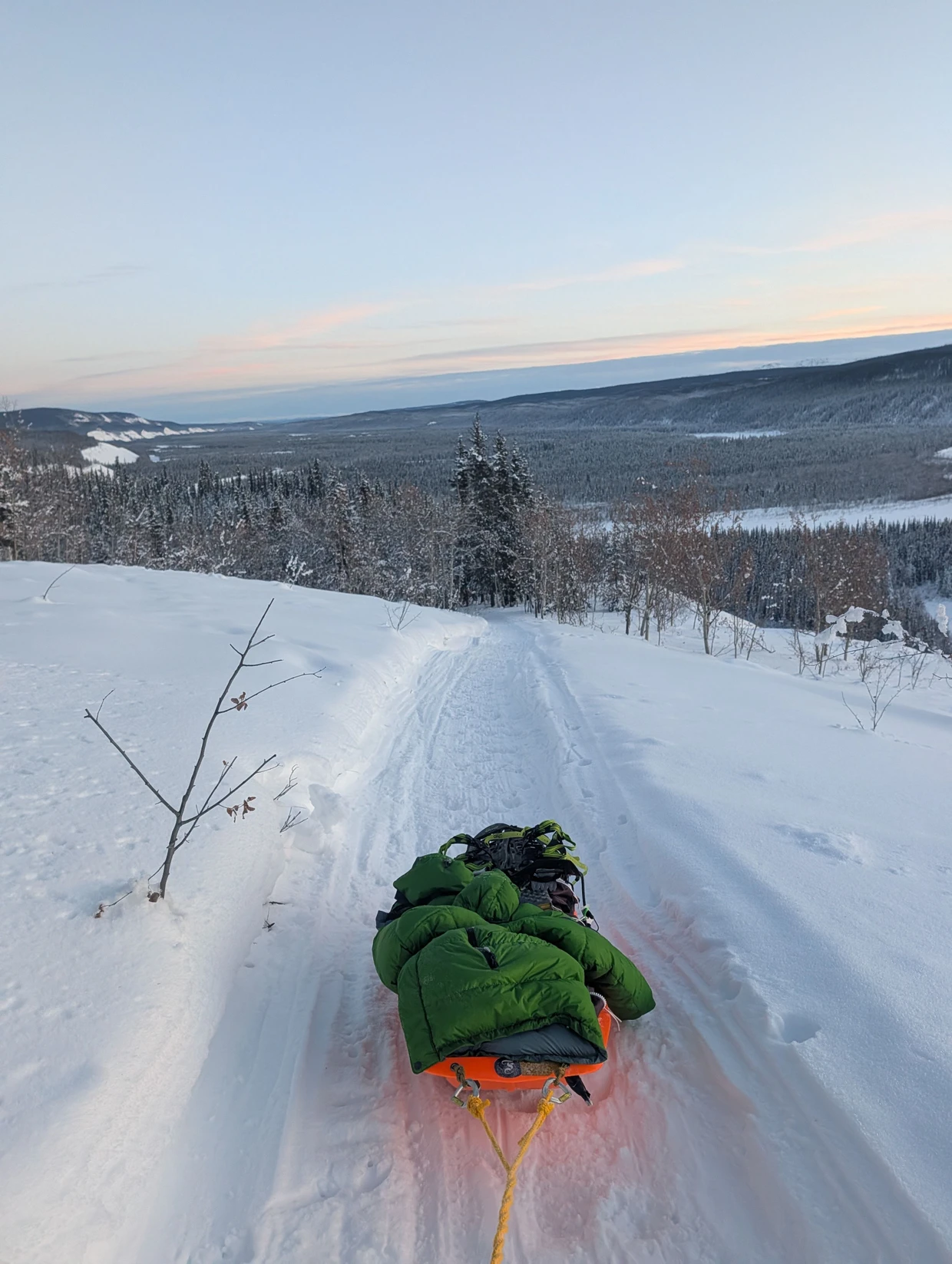 Alles to go: In einer Pulka ziehen die Teilnehmer des Yukon Arctic Ultra ihre Überlebensausrüstung mit sich – darunter Kocher, Proviant, Zelt und Schlafsack für kalte Nächte und die Schneeschuhe.