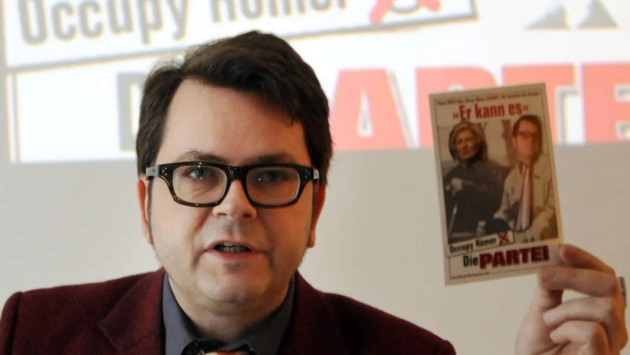Oliver Maria Schmitt , Schriftsteller und früherer Chefredakteur des Satire Magazins ’Titanic’, in seiner ersten Amtshandlung als OB.