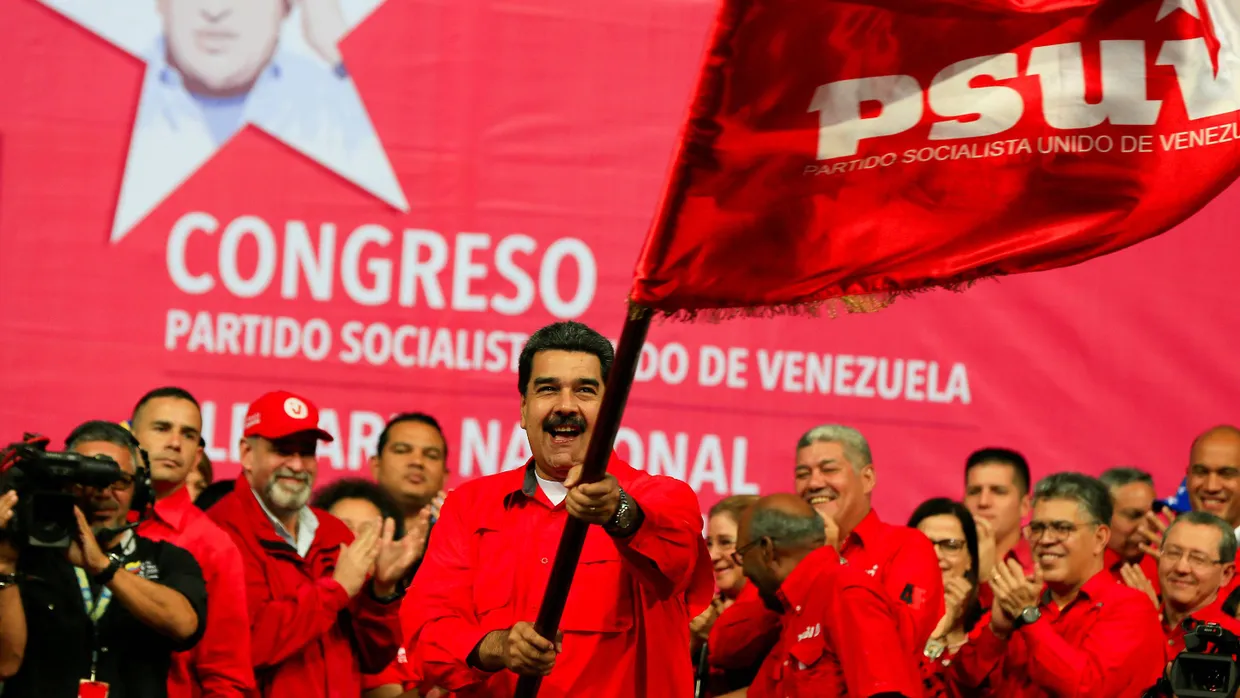 Nicolas Maduro schwenkt die rote Fahne auf dem Parteitag seiner Sozialisten.