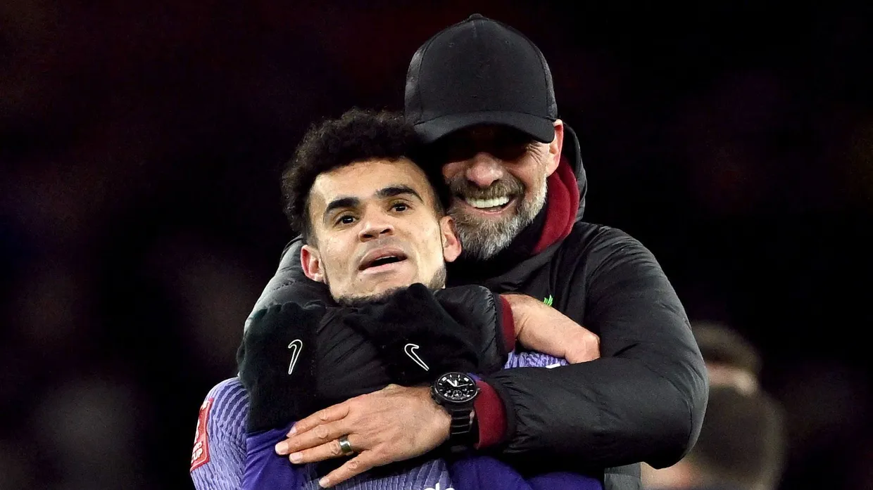 Einnehmender Trainer: Jürgen Klopp umarmt Luis Diaz