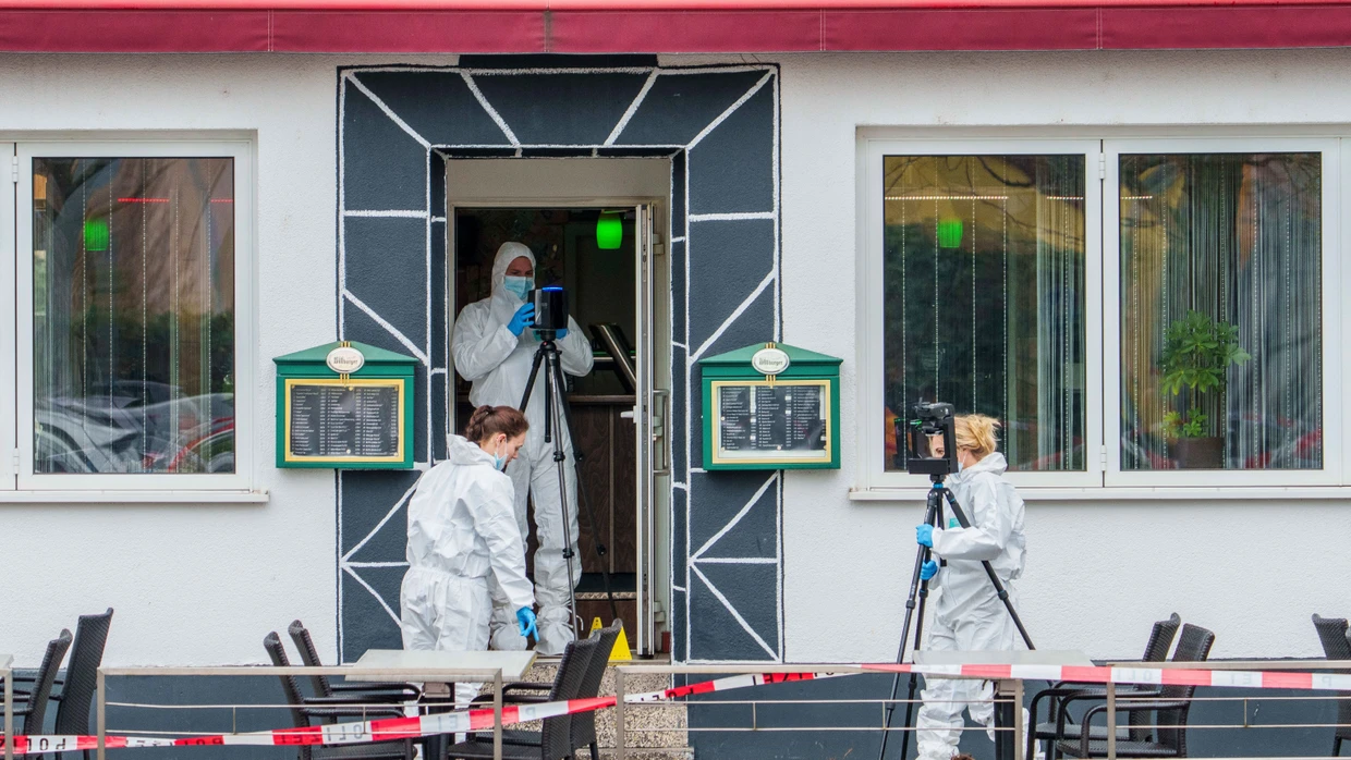 Die Spurensicherung ermittelt in einem Lokal in Raunheim nahe dem Frankfurter Flughafen, wo zwei Menschen erschossen worden sind.
