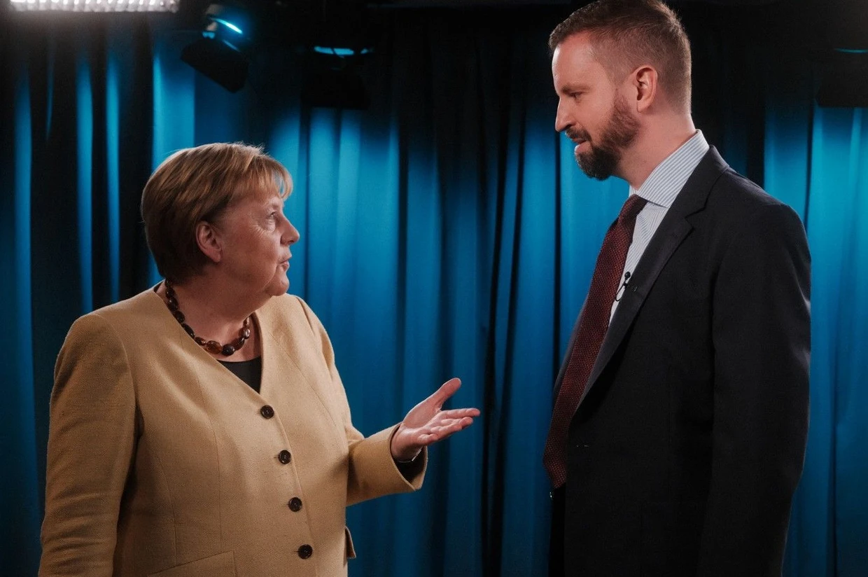 Daran erinnert man sich in Ungarn noch heute: Angela Merkel im Oktober des vergangenen Jahres bei Márton Gulyás.