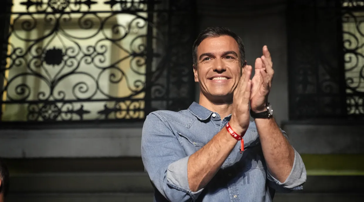 Pedro Sánchez begrüßt seine Anhänger nach der Parlamentswahl.
