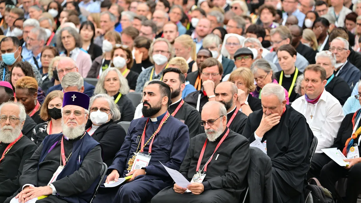 Teilnehmer der Vollversammlung des Weltkirchenrats beim Abschlussgottesdienst in Karlsruhe.