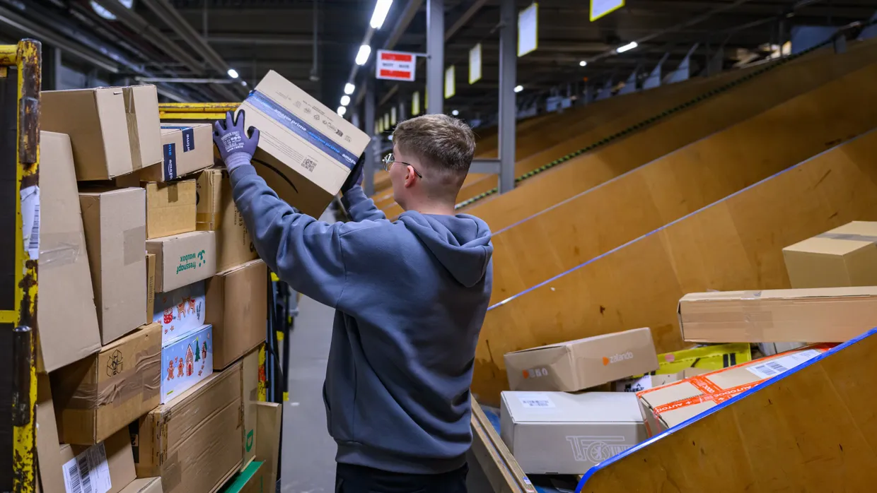 Viel Arbeit: Pakete sortieren im DHL-Paketzentrum