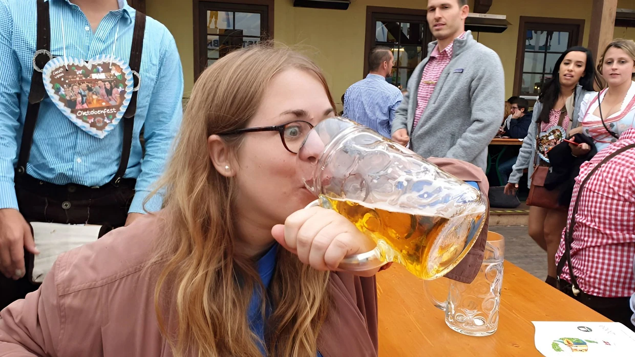 Und noch eine Maß: Stefanie Sargnagel auf dem Oktoberfest