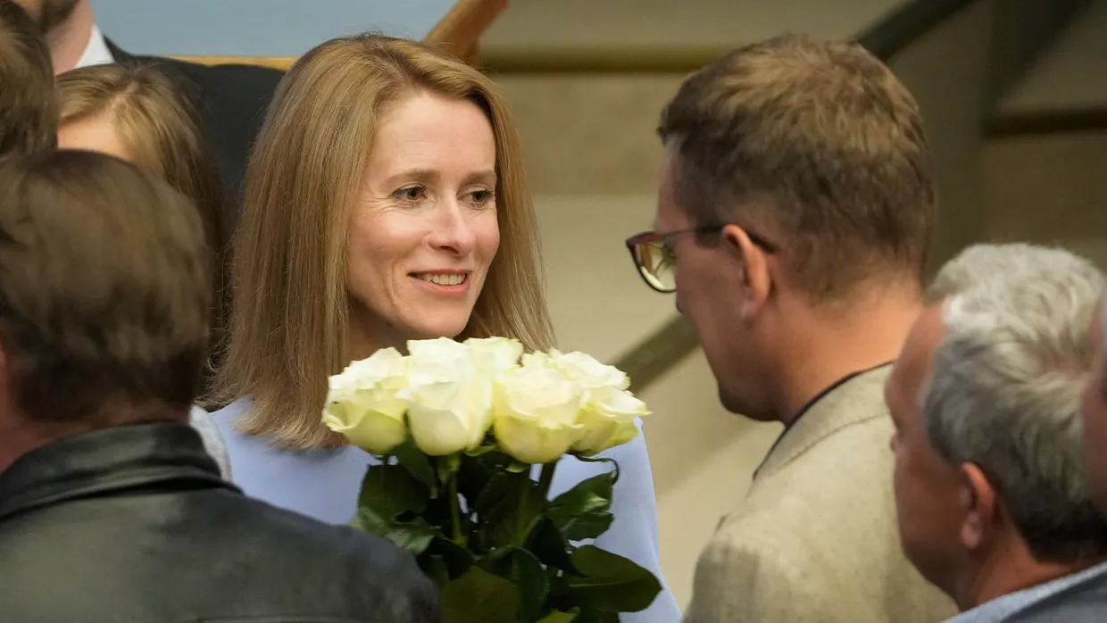 Kaja Kallas nimmt im estnischen Parlament Gratulationen nach ihrer Wahl am Montag entgegen.