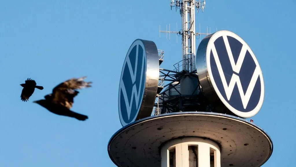 Das Logo der Volkswagen AG auf dem VW-Tower in Hannover, auch bekannt als Telemoritz