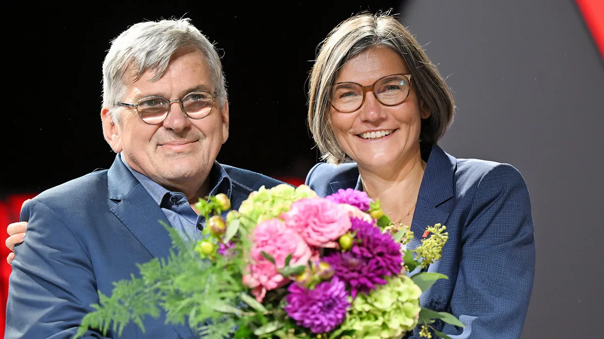 Jörg Hofmann gratuliert seiner Nachfolgerin Christiane Benner.