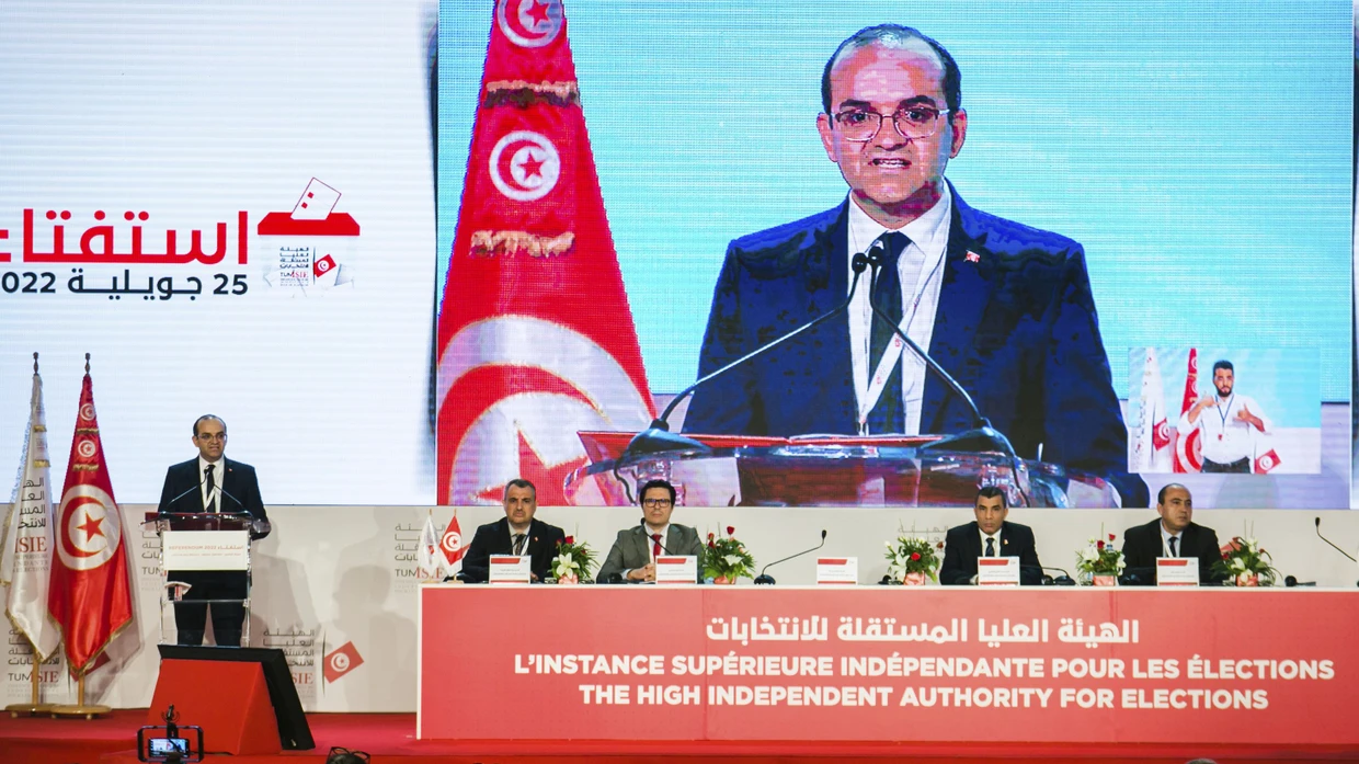 Farouk Bouasker, Präsident der tunesischen Wahlbehörde, verkündet am Dienstag in Tunis das Endergebnis des Verfassungsreferendums.