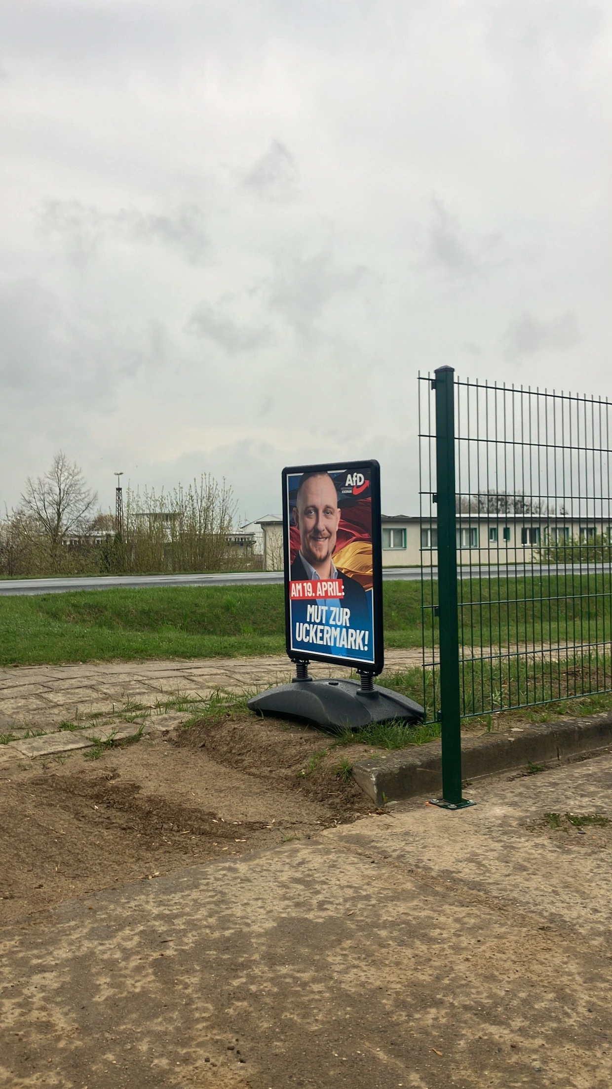 Ein spitzbübisches Lächeln: AfD-Kandidat Felix Teichner auf einem Wahlplakat