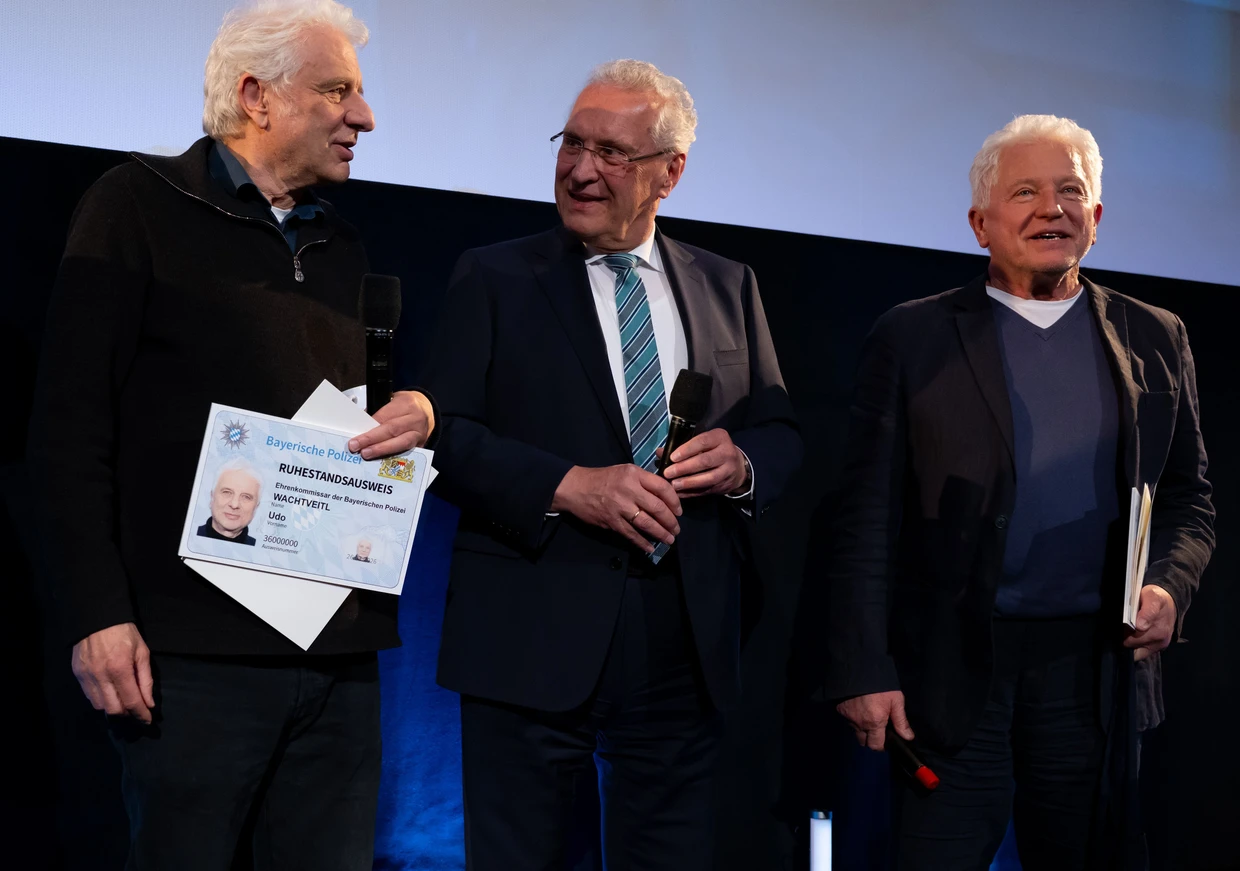 Joachim Herrmann (M, CSU), Innenminister von Bayern, verabschiedet Miroslav Nemec (r) und Udo Wachtveitl in der Hochschule für Fernsehen und Film nach der Premiere des letzten München-Tatorts "Unvergänglich" in den "offiziellen Ruhestand".