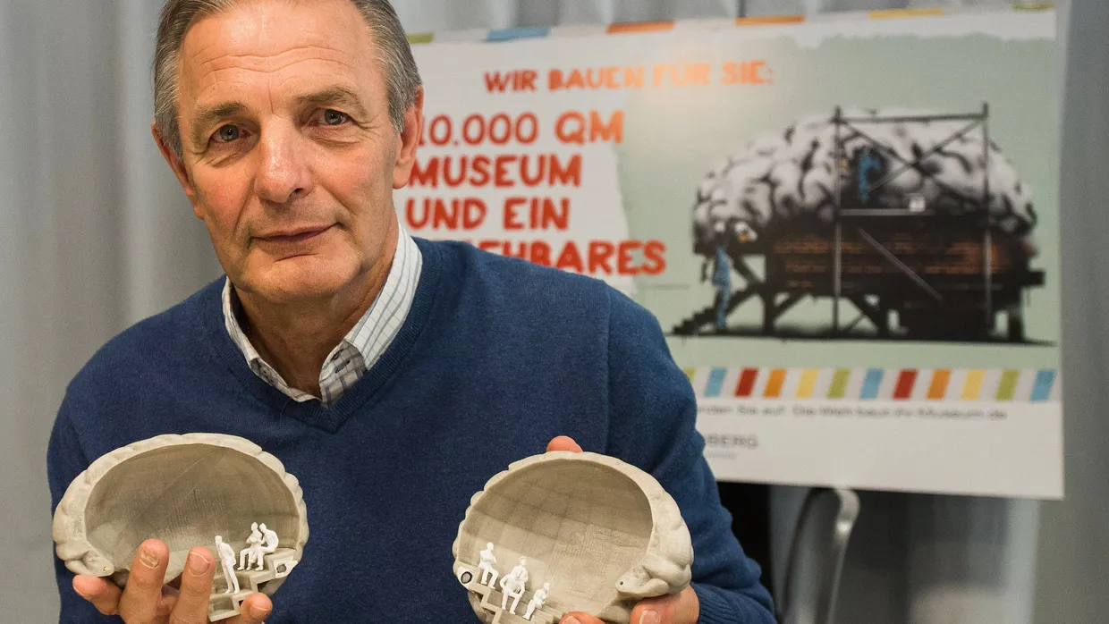 Modell: „Charly“ Körbel mit dem geplanten begehbaren Gehirn im Kleinformat