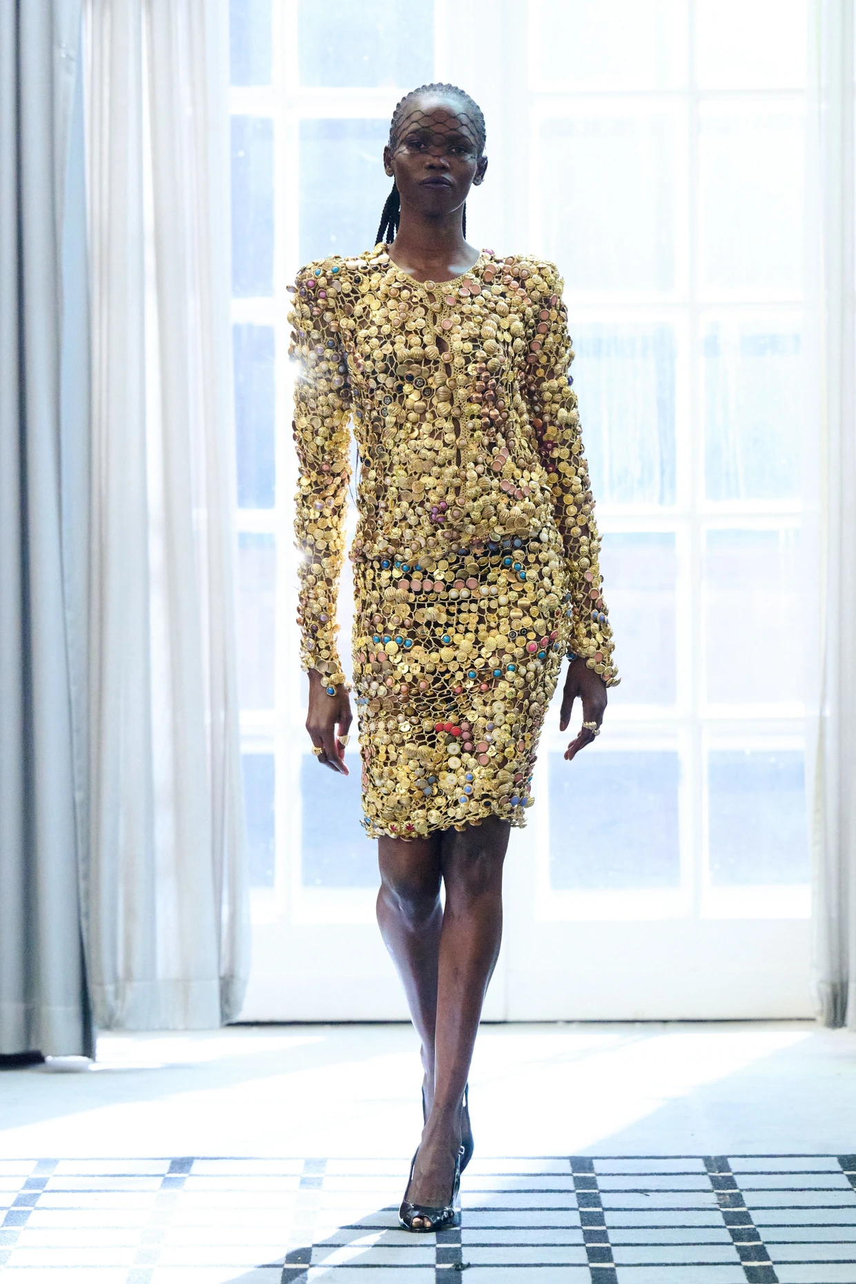 Aus Hunderten Knöpfen: Lou de Bètoly häkelt solche Kleider mit der Hand.