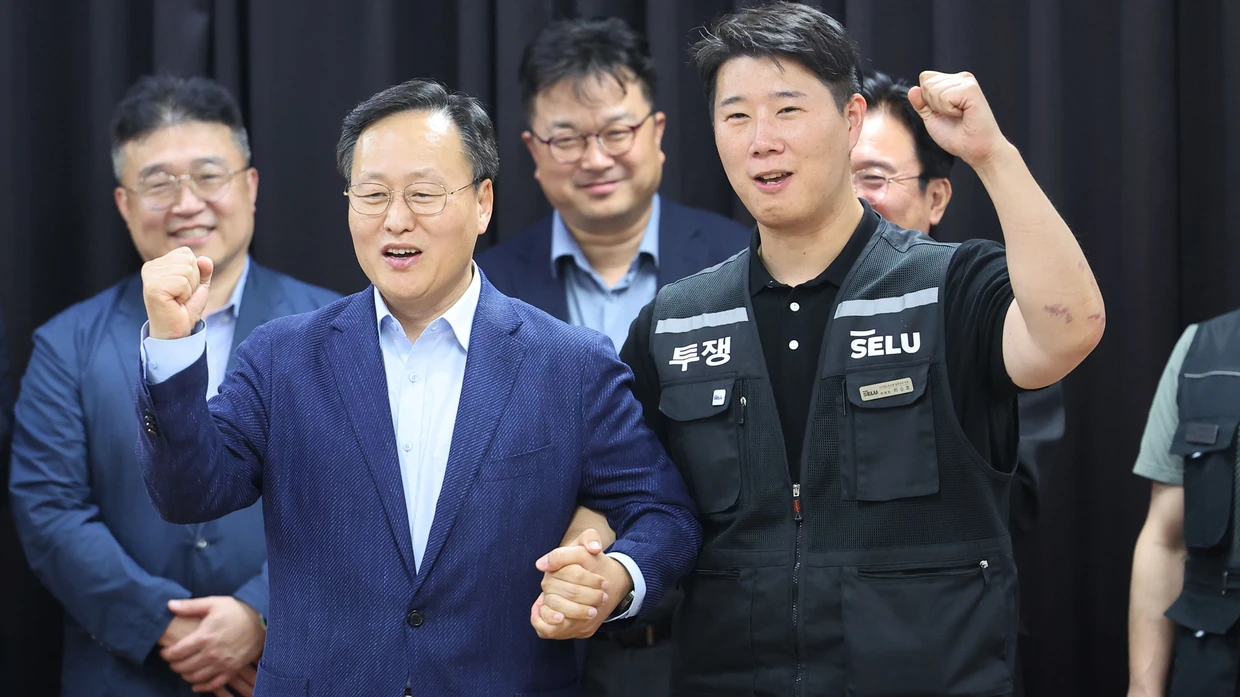 Vergangenen Donnerstag stehen Vertreter von Samsung und der größten Gewerkschaft gemeinsam vor den Kameras, nachdem sie sich auf ein Abkommen geeinigt hatten.