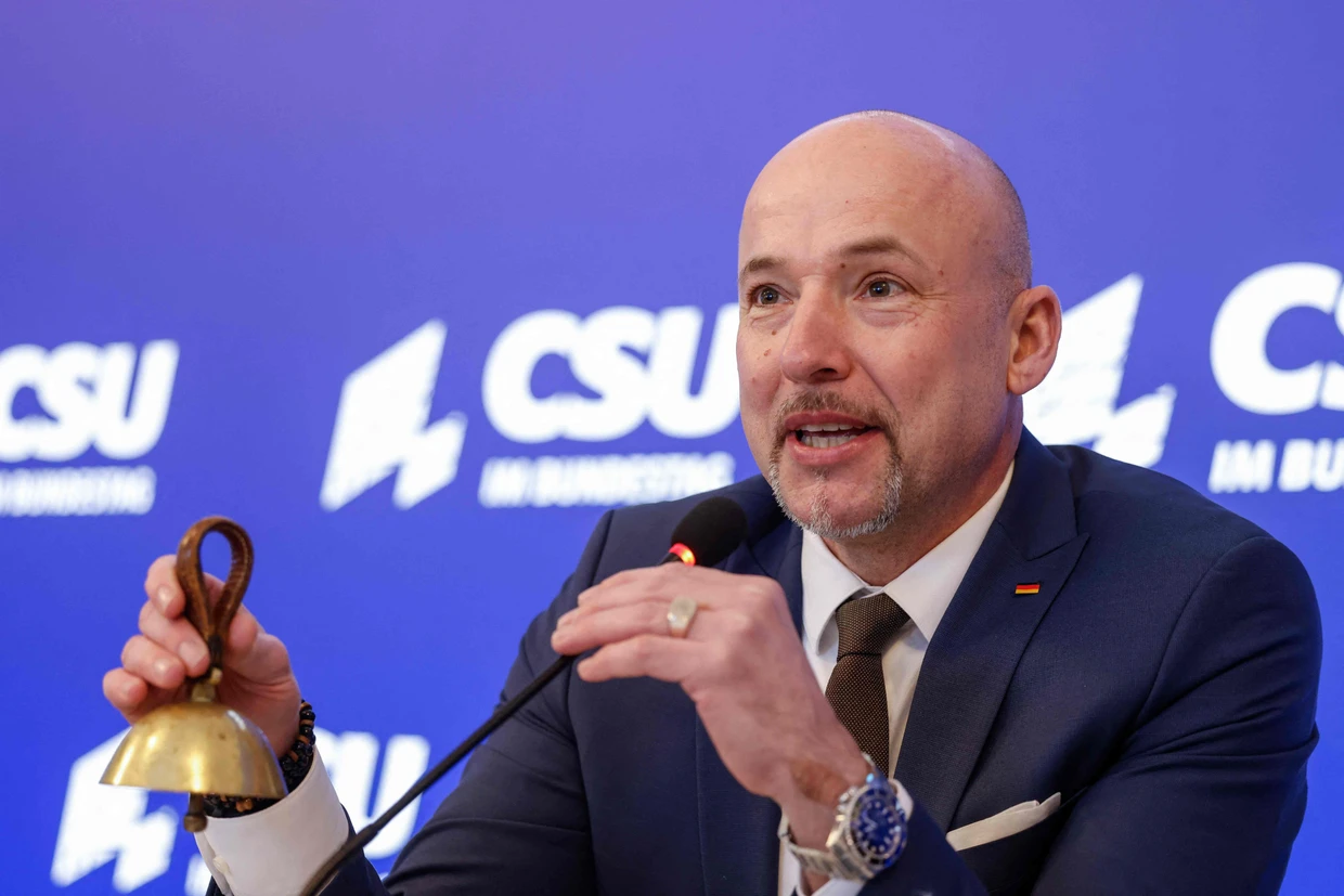 Auch Alexander Hoffmann, der Vorsitzende der CSU-Landesgruppe im Bundestag, stellte die Anwesenheit männlicher ukrainischer Flüchtlinge in Deutschland als Gefährdung für den Sozialstaat dar