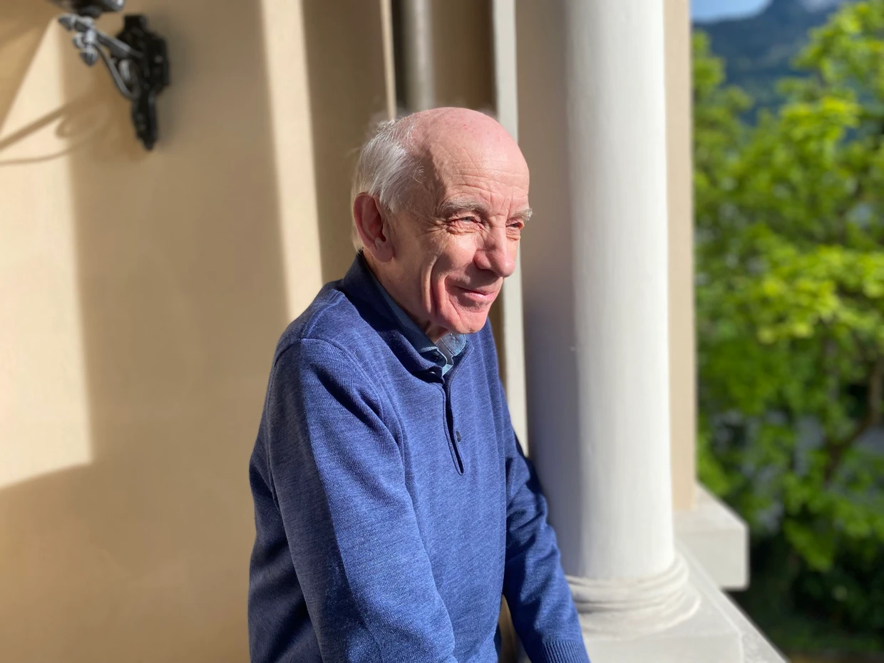 Gerd Nachbauer, Gründer und Leiter der Schubertiade, in Hohenems auf dem Balkon des Schubertiade-Büros Foto Jan Brachmann