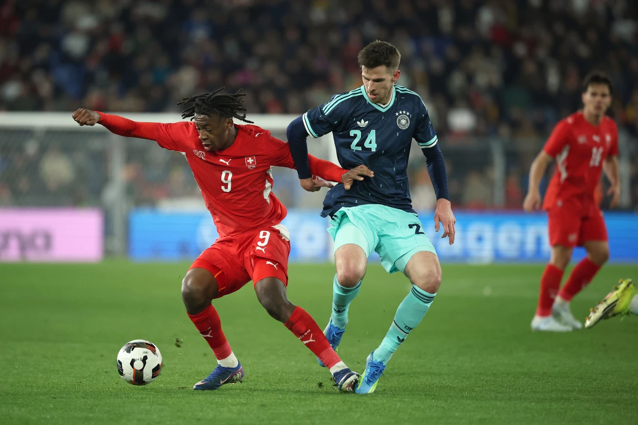 „Er hat einen unglaublichen Tordrang, das habe ich noch selten bei einem Spieler gesehen“, sagt der Schweizer Nationalcoach Murat Yakin über Johan Manzambi (links).