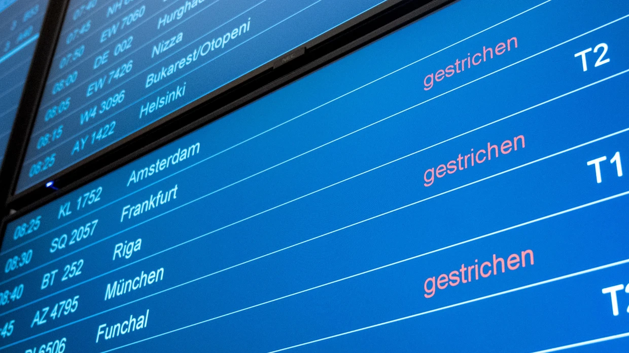 „Gestrichen“ steht am Hamburger Flughafen auf einer Anzeigetafel für Flüge. Bei der Lufthansa hat in der Nacht zum Donnerstag ein zweitägiger Pilotenstreik begonnen.
