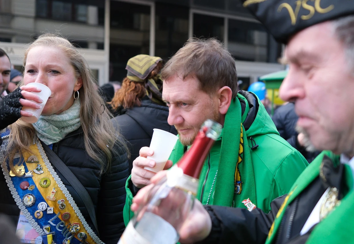 Ost-Identität klingt für manche Ostdeutsche nach Kostümzwang: Michael Kretschmer, hier beim Rosensonntagsumzug in Leipzig, gab der „Ostdeutschen Allgemeinen“ für die erste Ausgabe ein Interview.