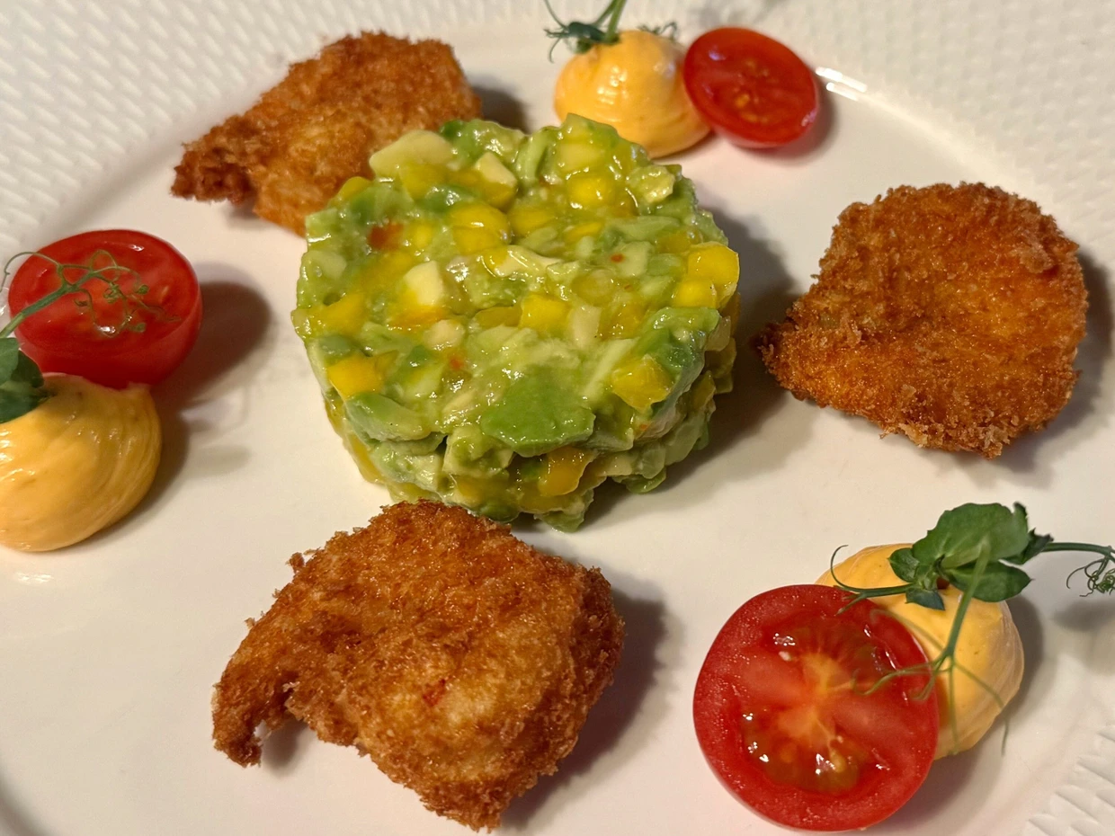 Avocado-Mango-Salat mit gebackenen Garnelen und Chilicrème