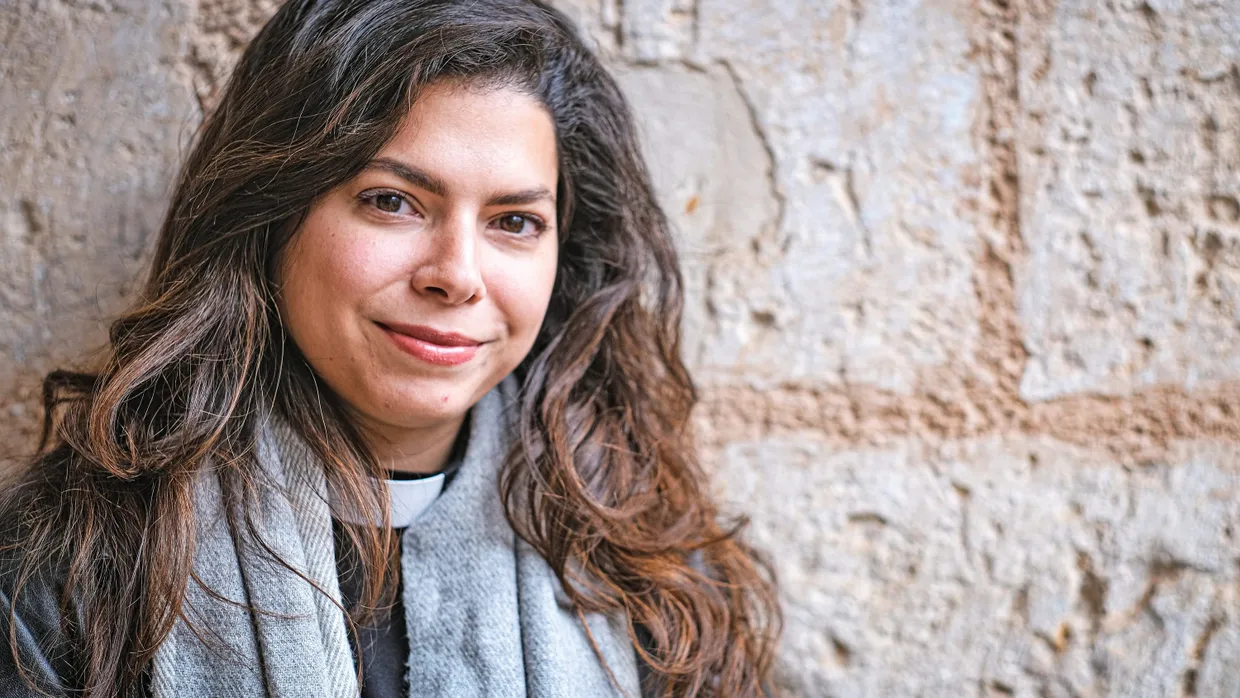 Sally Azar im Kreuzgang eines Benediktinerklosters in Jerusalem