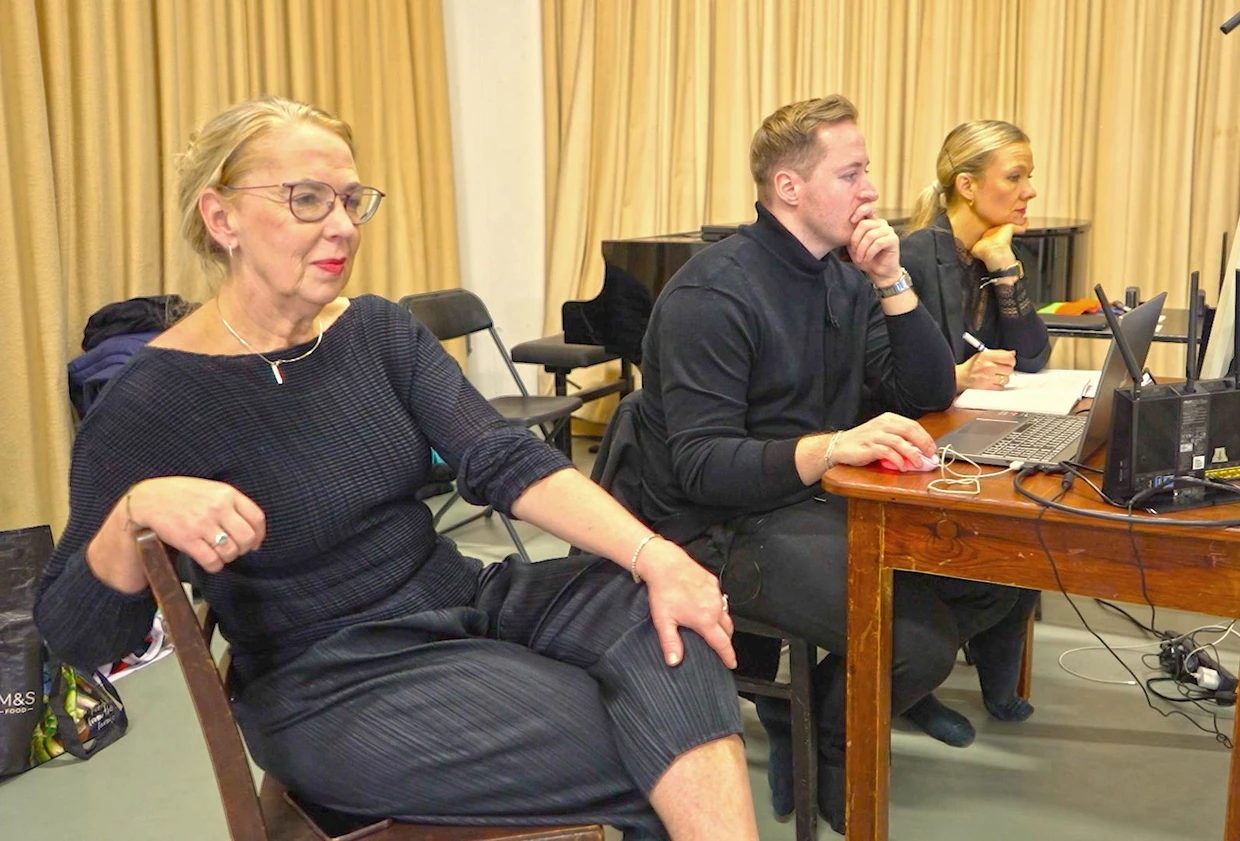 Sie ist selbst passionierte Tänzerin: Die Arbeitsmedizinerin Eileen Wanke (links) bei der Analyse des Tanztrainings.