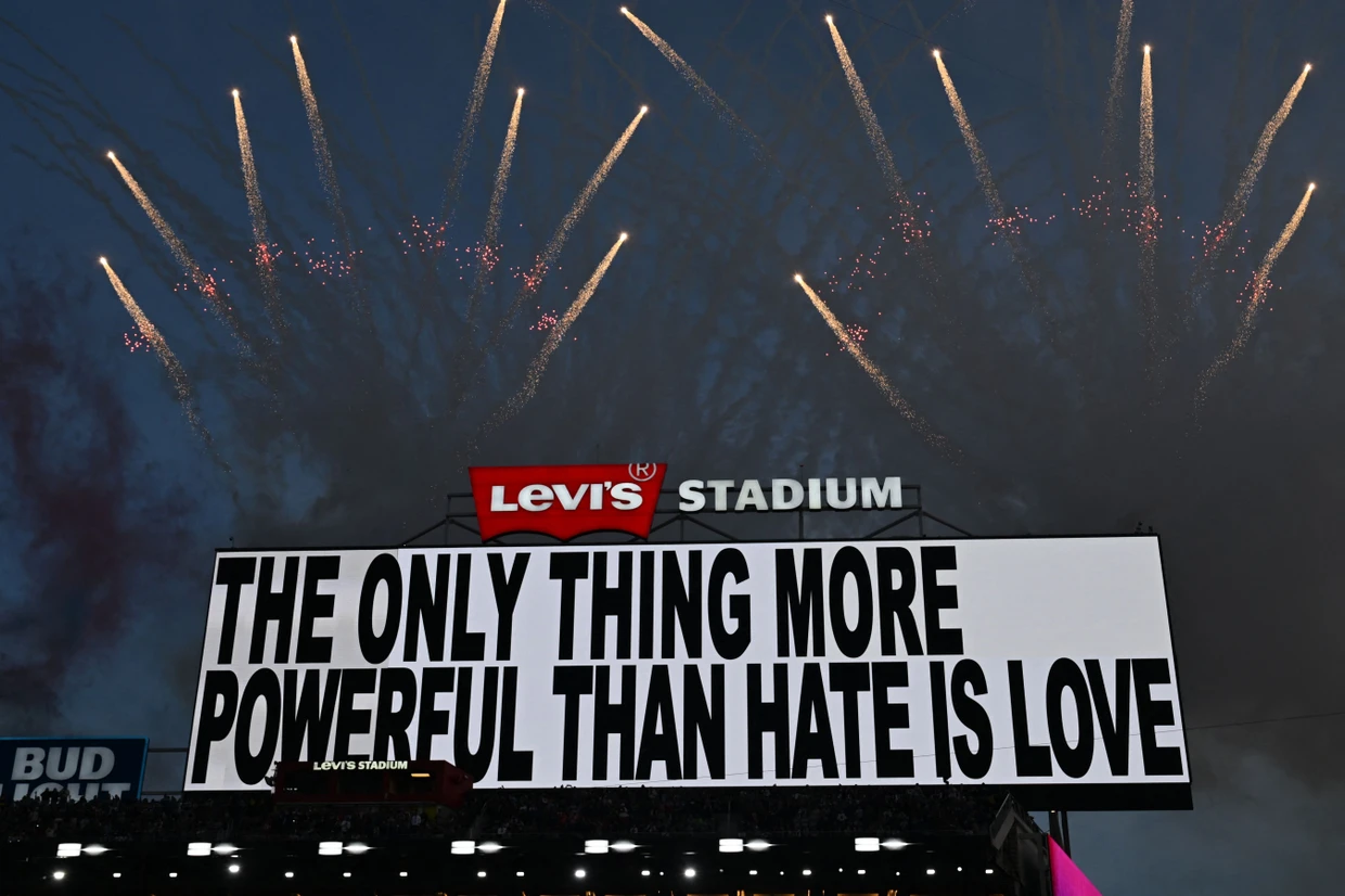 „Das Einzige, was mächtiger ist als Hass, ist Liebe“: Bad Bunnys Botschaft in der Halftime Show des Super Bowls