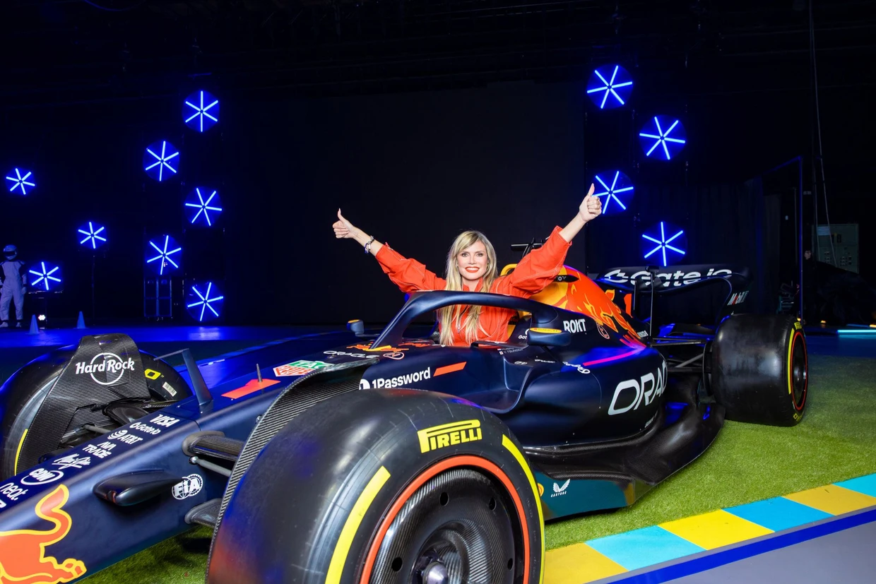 Großes Hindernis auf dem Laufsteg: Heidi Klum im Rennwagen