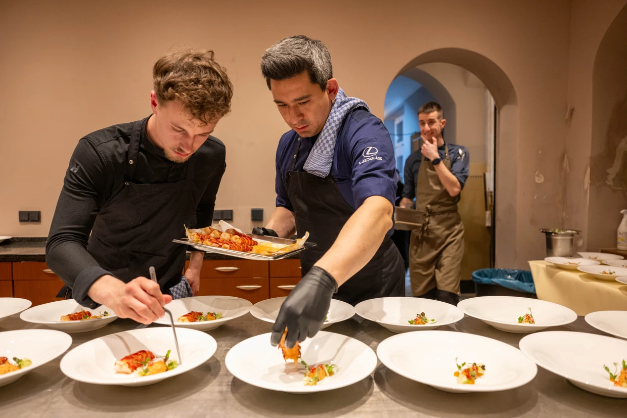 Spitzenküche im Akkord: Im Sommer 2025 ist das Münchner Restaurant von Tohru Nakamura mit dem dritten Michelin-Stern ausgezeichnet worden. Beim Festival bereitete er unter anderem Hummer mit Blumenkohl, XO-Paste und Habanero zu.