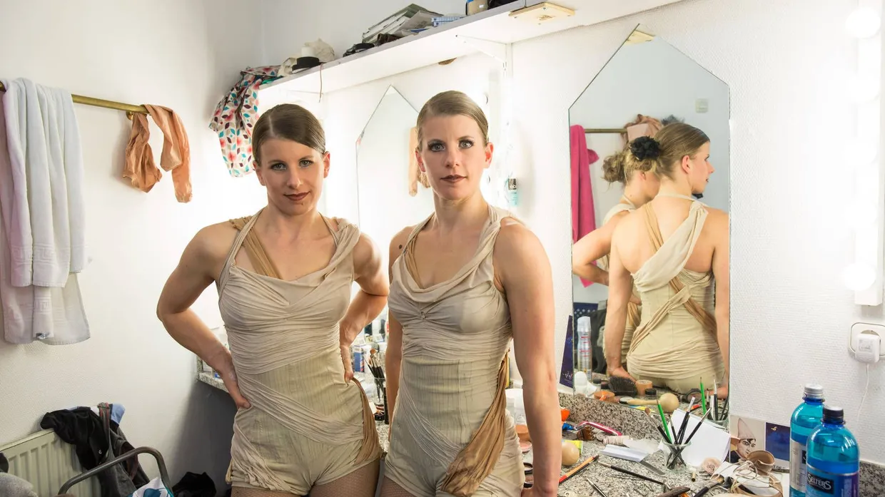 Vor dem Auftritt: Julia (links) und Ele Janke, fest angestellt im Frankfurter Tigerpalast, sind Weltstars der Artistik aus Hessen.